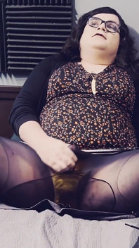 Trans dívka zvedne šaty a stříká do jejích punčocháčů