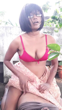 Une Indienne à la silhouette parfaite se fait baiser sur le toit - Desi Chudai en plein air