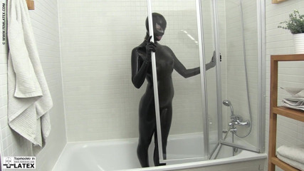 Fem Latex: Volledig lichaam catsuit douchen