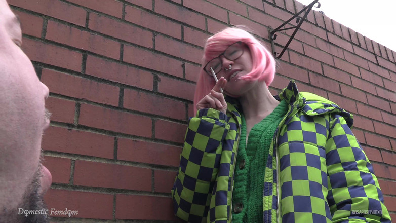 Domestic femdom: Sdílení cigarety