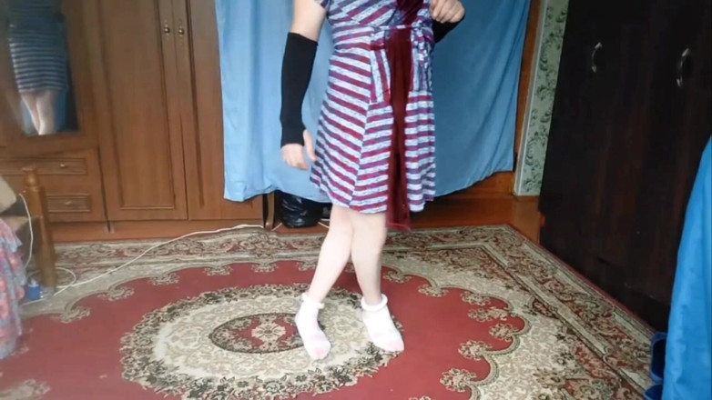 Kitty_Cross: Une travesti sexy à gros cul seule à la maison danse devant...