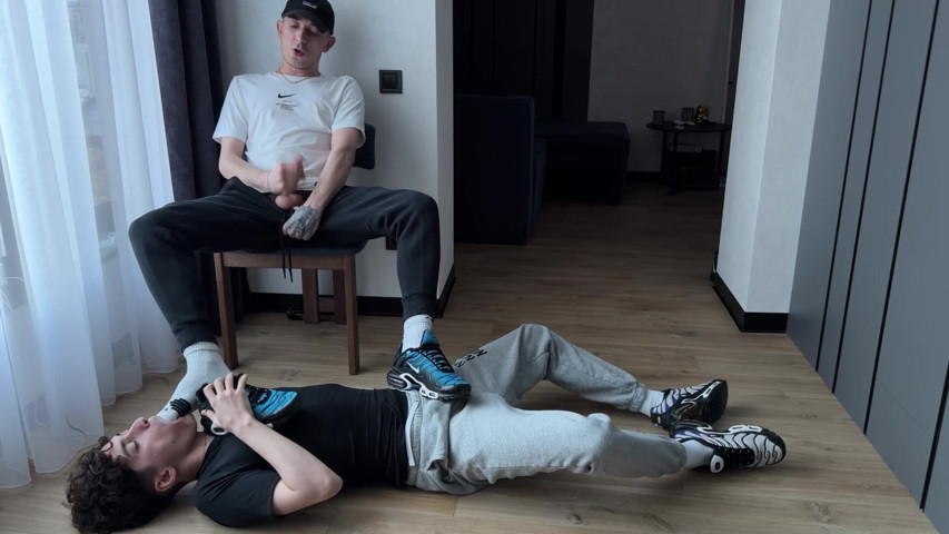 Sniffs Socks and Both Cum (1jackdaniel)