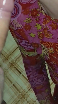 継母成熟者は、口の中にたくさんの精液でずさんなフェラチオをします