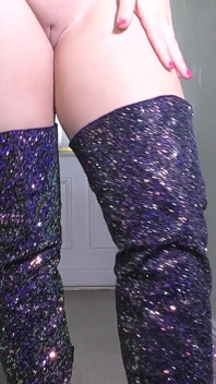 Nacktes junges britisches schätzchen in high heels stiefeln