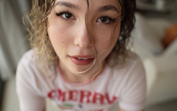 karina_lin: Ultra-kotě saje mého ptáka jako chupachups