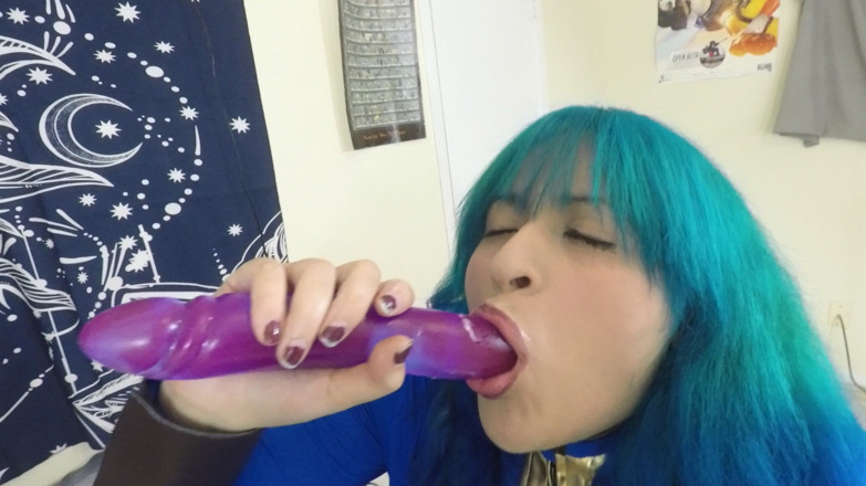 VickyVixen: ヴォールトドウェラーがお気に入りのおもちゃで遊ぶ