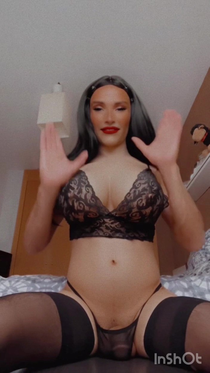 Sissy Slut Brianna: मैं आपको अपने बड़े स्तन बहुत धीरे-धीरे दिखाता हूं