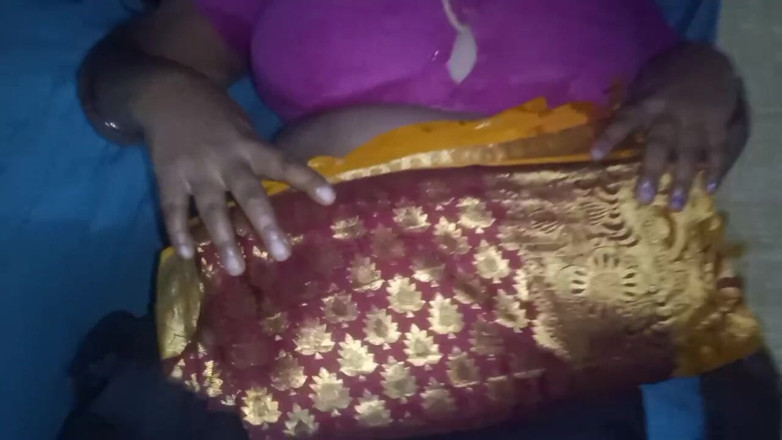 Priyanka314: 印度 Thelgu bhabhi 家庭主妇在自制的啪