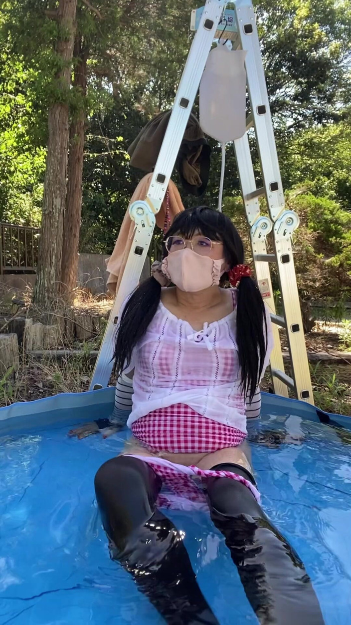 megu2002: No. 298 Playing in the Pool