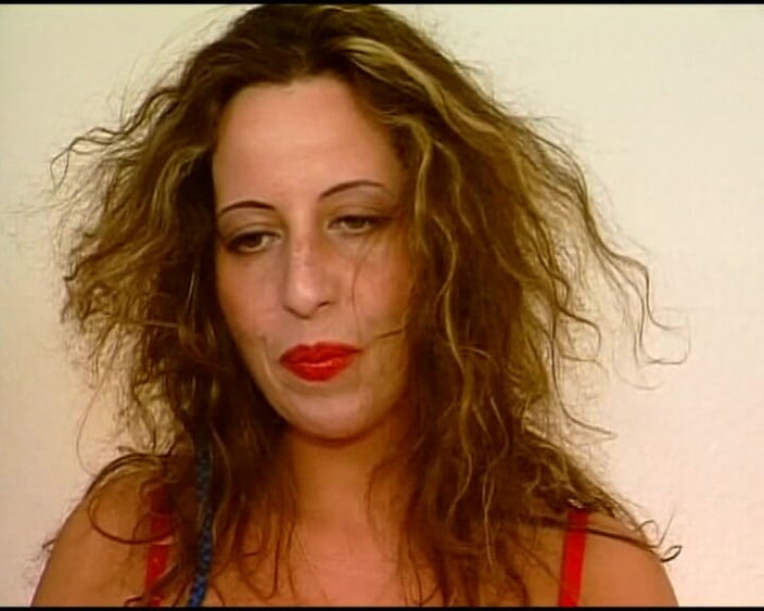 Deutsche Madchen: Esta zorra alemana en medias rojas fue inclinada y follada