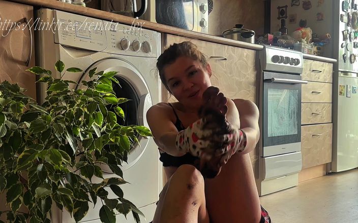 Renata Fox: Twoja kochanka zmusza cię do lizania brudnych stóp