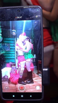 Kızıl saçlı, büyük götlü kadın Noel'de seks yaparken yakalandı