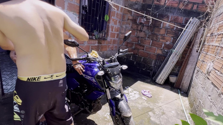 Lexly_16: Tetanggaku mencuci motornya dan ngentot aku ami di laundry sampai...