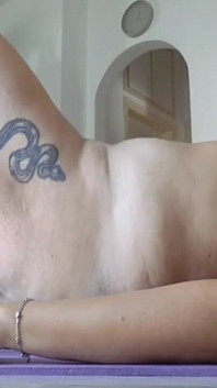 43letá MILF dělá nahou jógu, zatímco byla sama v domě