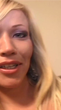 Idealna blondynka po raz pierwszy próbuje czerni