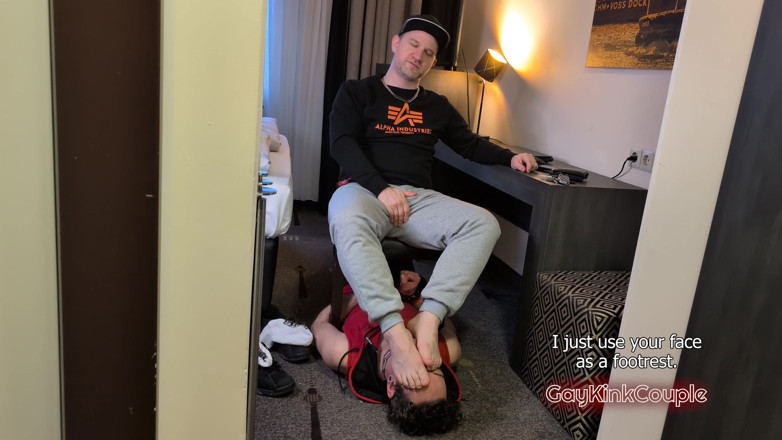 GayKinkCouple: Kult stóp podczas podróży służbowej