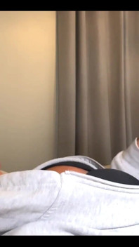 Futa Horny di atas katil dengan pancutan mani di muka