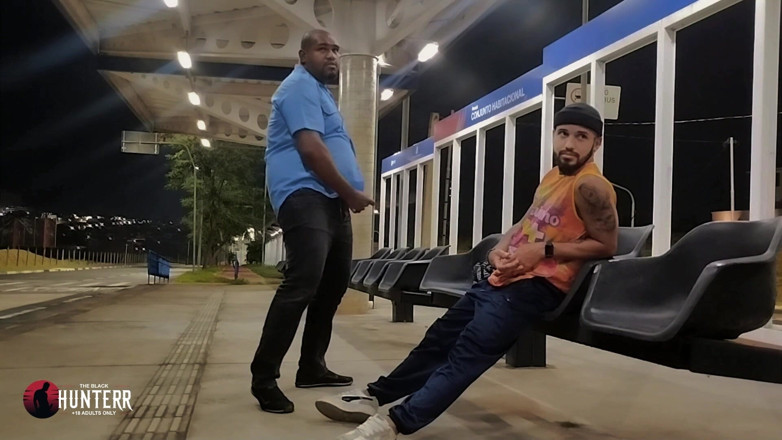 TheBlacKHunterr: 버스 운전사가 정차장에서 승객을 태우는 모습 영상 2