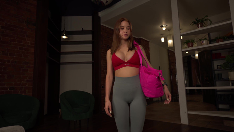 Skye Wood: Uită-te cu atenție la curul meu! - Antrenorul sexy stă pe...