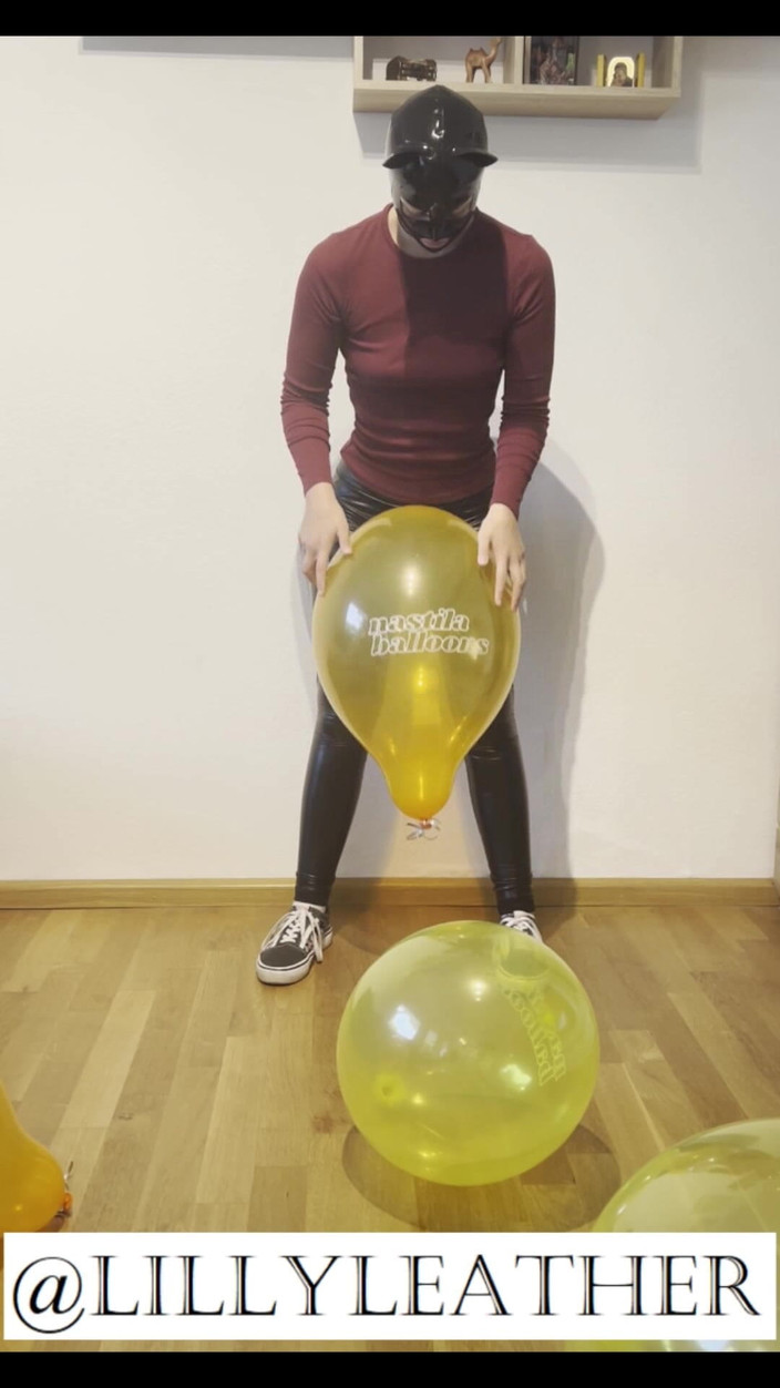 LillyLeather: Дівчина looner вискакує 4 повітряні кулі в милому вбранні та масці кітті латекс