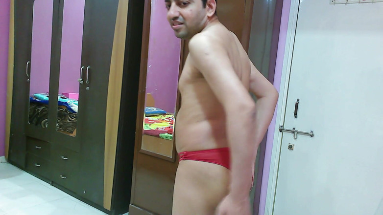 Cute & Nude Crossdresser: Baskılı üst, kırmızı tanga ve saten terlikli seksi kadın kılıklı travesti...