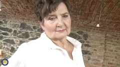 毛深いおばあちゃんはまだ彼女の湿ったひったくりで遊ぶのが大好きです