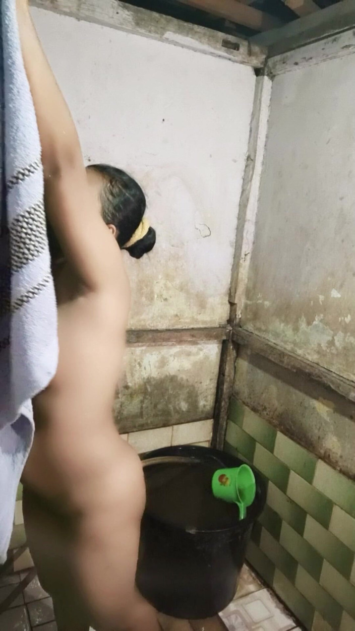 Rania: Widząc przyrodnią siostrę biorącą prysznic podczas masturbacji