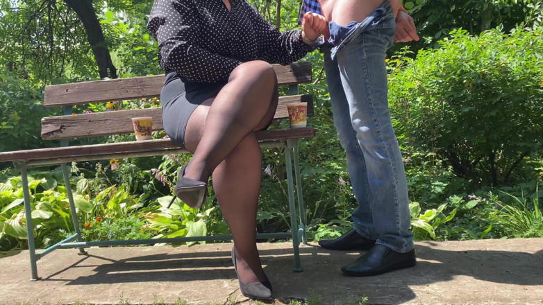 OurFetishLife: Sexy milfka podojila velké péro, sperma do kávy venku v...