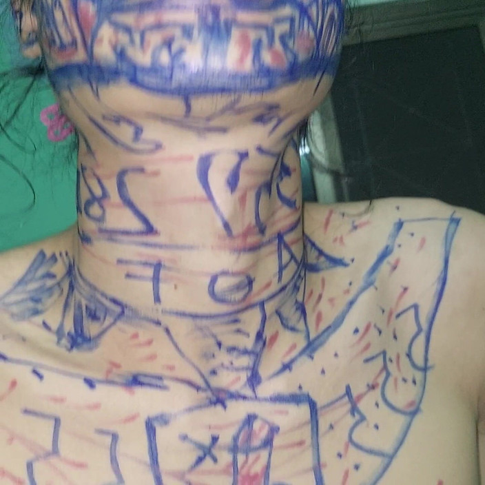 Clown likes to play with colors: Homem bonito e engraçado. aproveite