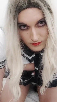 Ragazzo biondo effeminato con plug coda si masturba