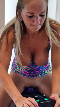 Geiles Schätzchenreiten Mit Sybian Nach Nachtclub Und Squirting