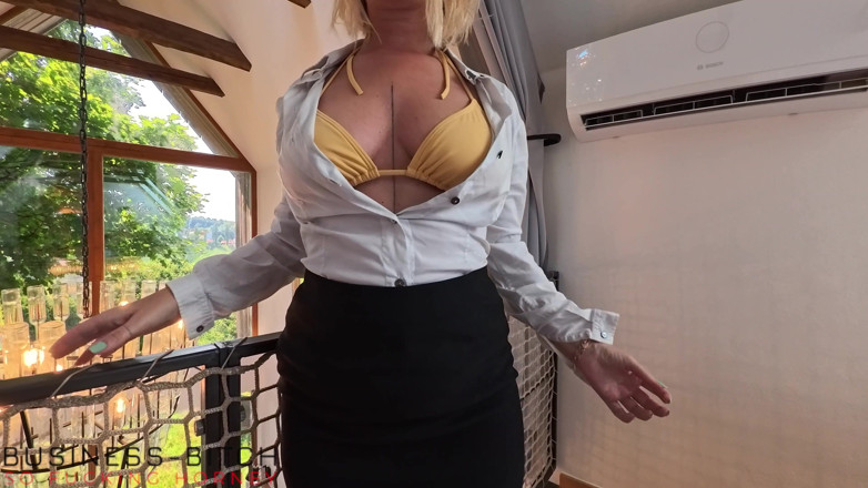 Business Bitch: Segretaria Bionda Con Calze Sexy E Tacchi Alti Vuole Fare...