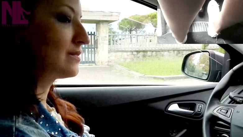 Nyllady: Çıplak külotlu çorap ve beyaz dairelerde havalı pedal pompalama ve sürüş