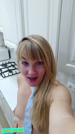 Sasha Bikeyeva: Swafoto nakal - video swafoto milf dominan merakam pada telefon. Dia...
