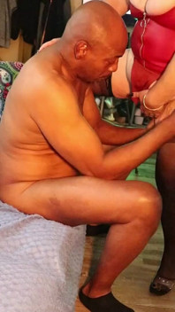 Sexy manželka v stehenních výškách šuká svého býka