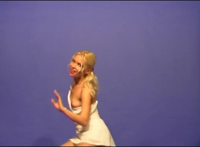 Flash Model Amateurs: Pretty blonde girl in hot solo performance