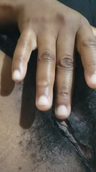 Uma milf gostosa e buceta peluda em close-up se masturbam