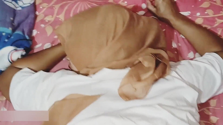 Pasutri indo: Tesettürlü bir kız öğrenci öğretmeniyle seks yapıyor