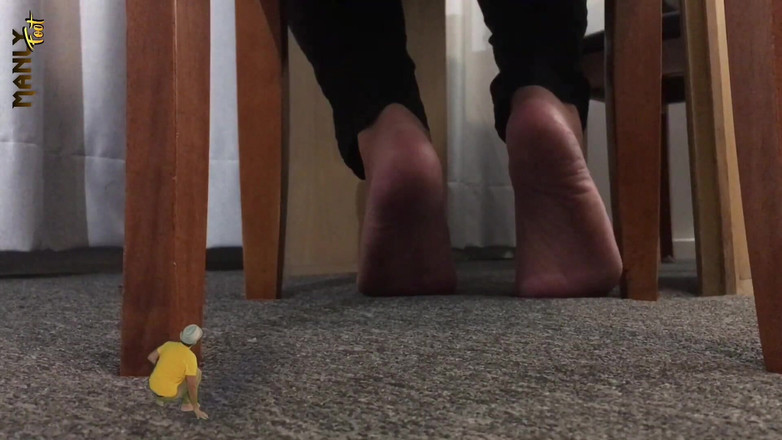 Manlyfoot: 巨大的脚 - 桌子下的娇小屌 - manlyfoot - 继父把我缩了下来