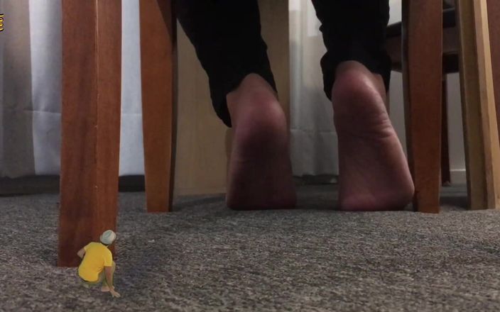 Manly foot: Pieds géants énormes - petite chatte sous la table - pied manlyfoot - mon...