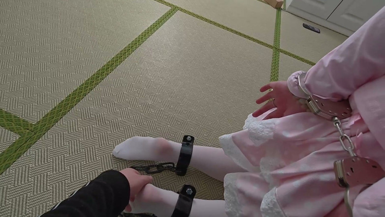 Asian bondage: Roztomilá přítelkyně s bílými punčochami je spoutaná a spoutaná, lechtá...