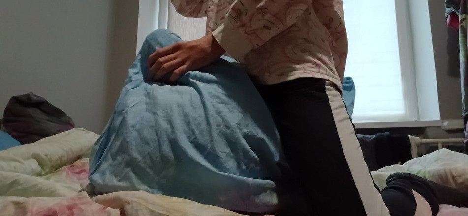 Lesbian-illusion: Ragazza super magra si strofina la figa su un cuscino...