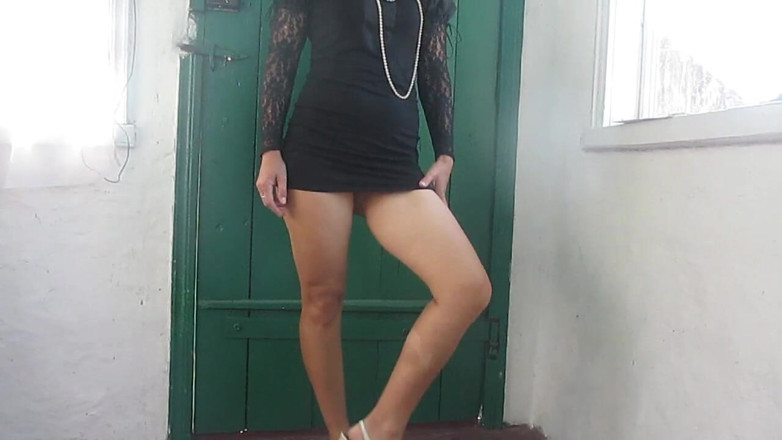 Sexi Lenka: Beauty in a short dress pees