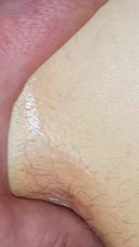 Un poco de semen se corre fuera de mi coño