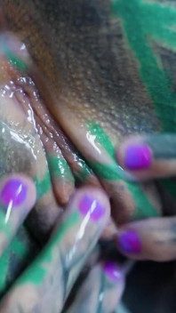 LA ragazza amante del tatuaggio con il divaricazione anale gioca con la