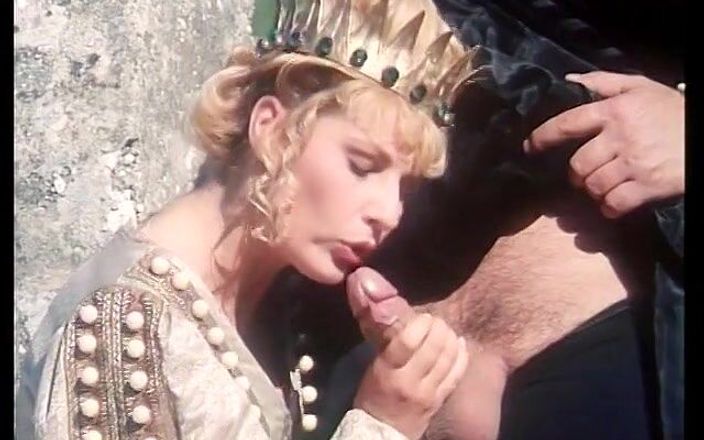 Old Good Porn: Putri pirang yang luar biasa menyepong kontol raja di dinding...