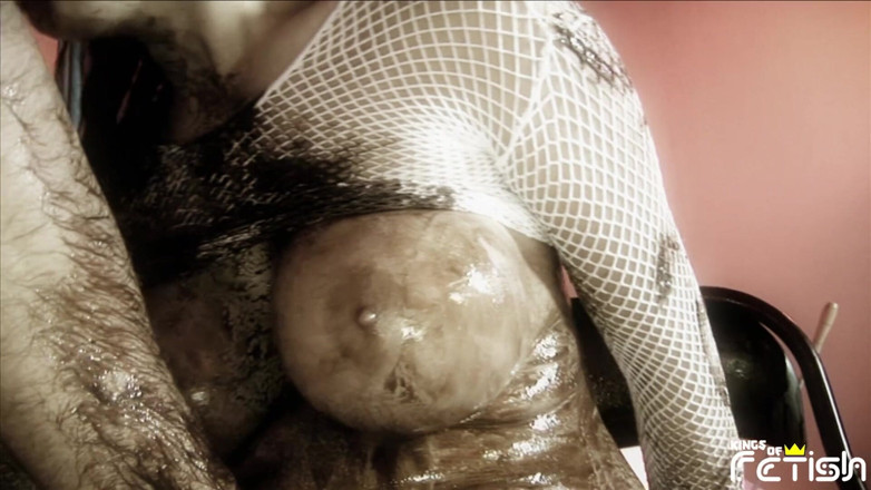 Big Tits for You: Bruna dai grossi seni si fa riempire il corpo con...