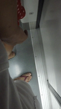 Tocou seu pau no trem para ver sua reação e ele gostou!