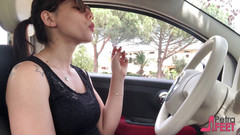 Smokin Fetish: Merokok dalam kereta dari si rambut coklat yang cantik