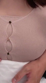 Gezicht - elite jongedame houdt het masker aan tijdens een privé creampie-sessie